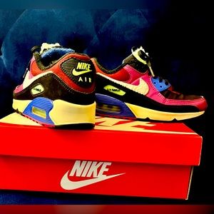 Air Max 90 PRM. Great condition, comfortable, and comes with the original box.